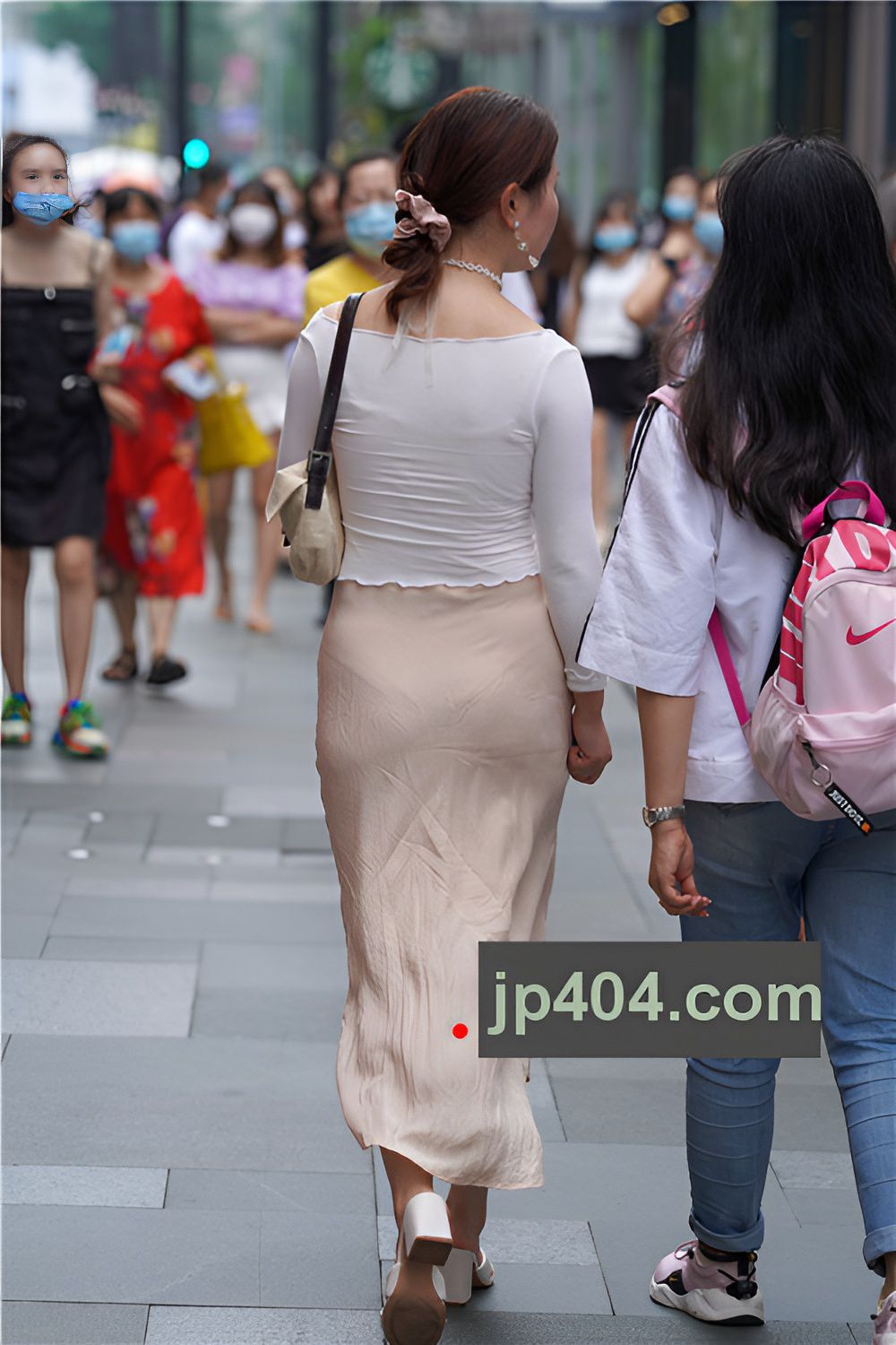 长裙美妇(22P)[235M/JPG]