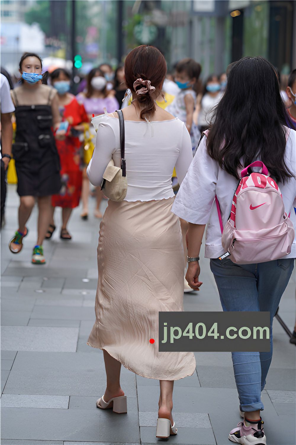 长裙美妇(22P)[235M/JPG]