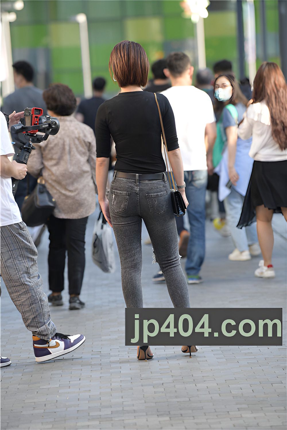 黑色牛仔裤短发妹子(32P)[832M/JPG]