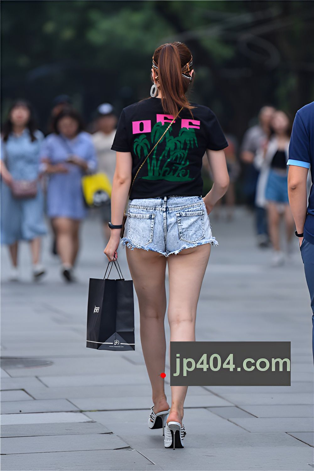 热裤月牙妹子(43P)[822M/JPG]