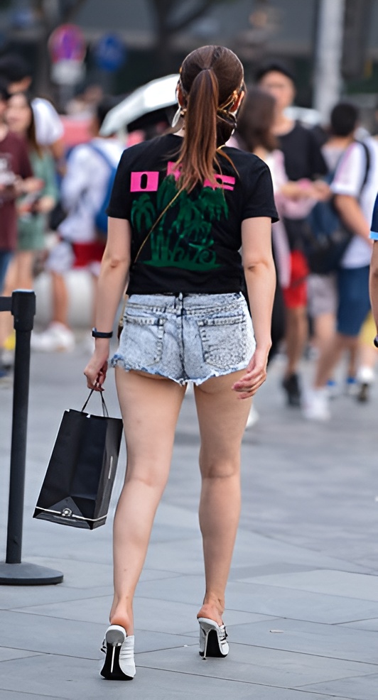 热裤月牙妹子(43P)[822M/JPG]