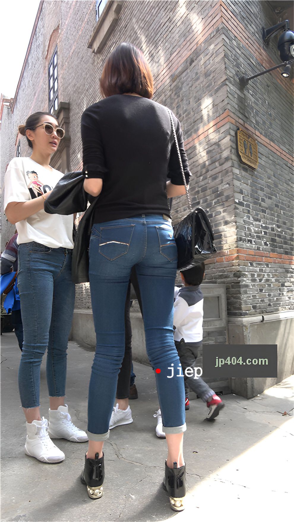 两个牛仔裤小姐姐[1.77G/MP4]