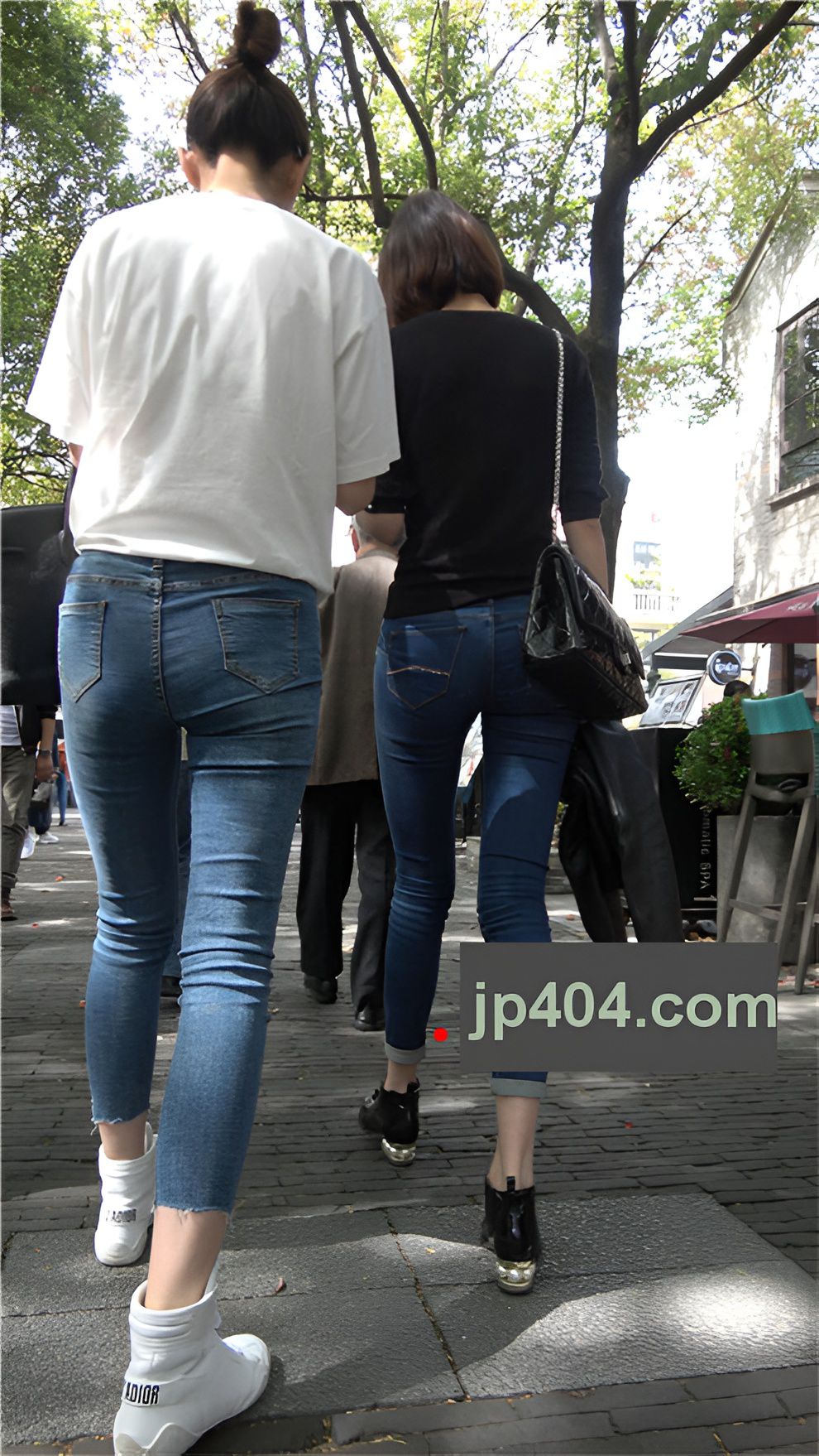 两个牛仔裤小姐姐[1.77G/MP4]