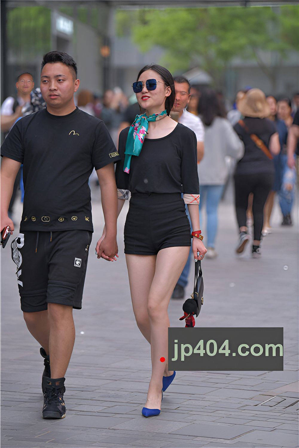 高腰热裤月牙小姐姐(37P)[453M/JPG]