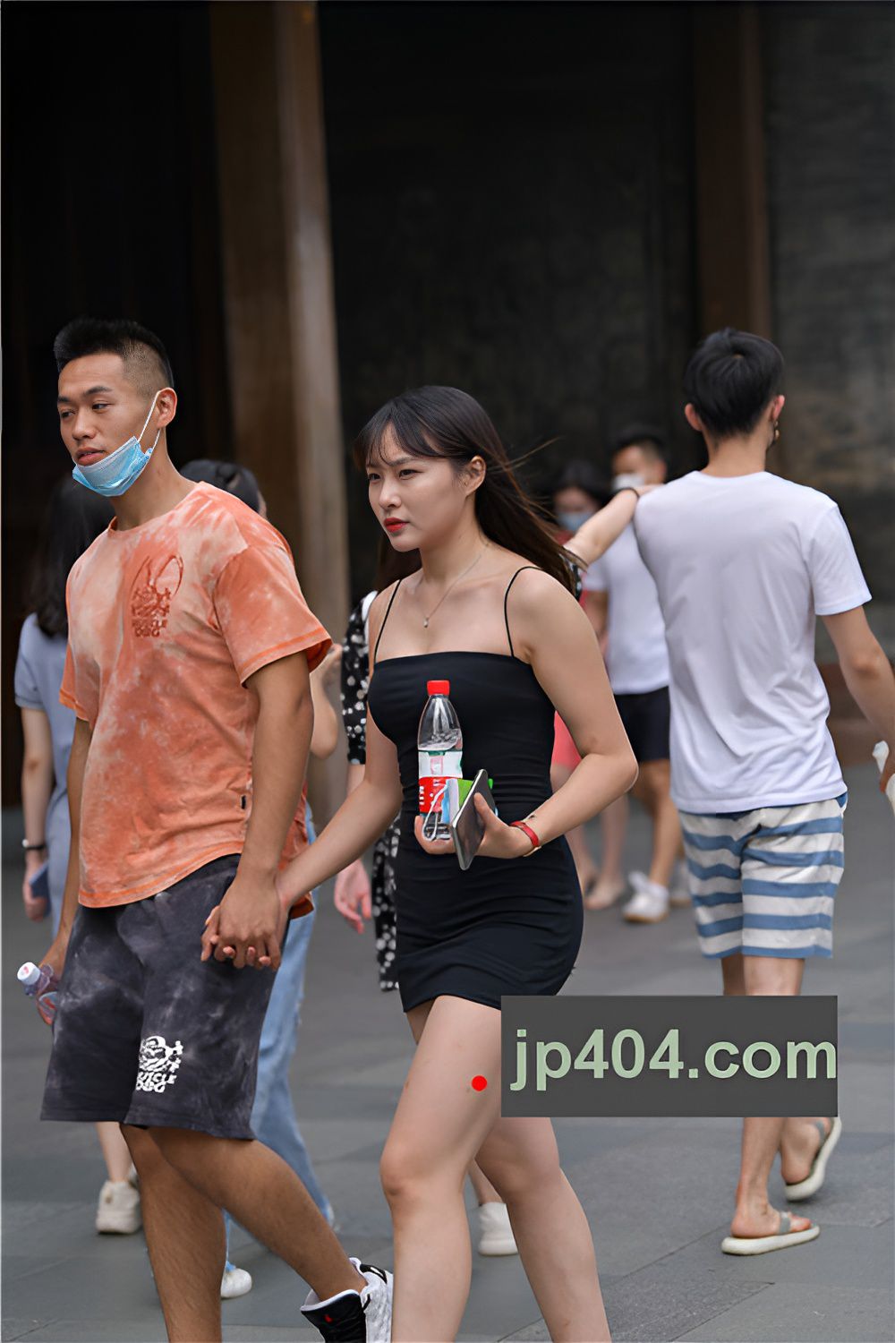 吊带包臀裙小姐姐(31P)[664M/JPG]