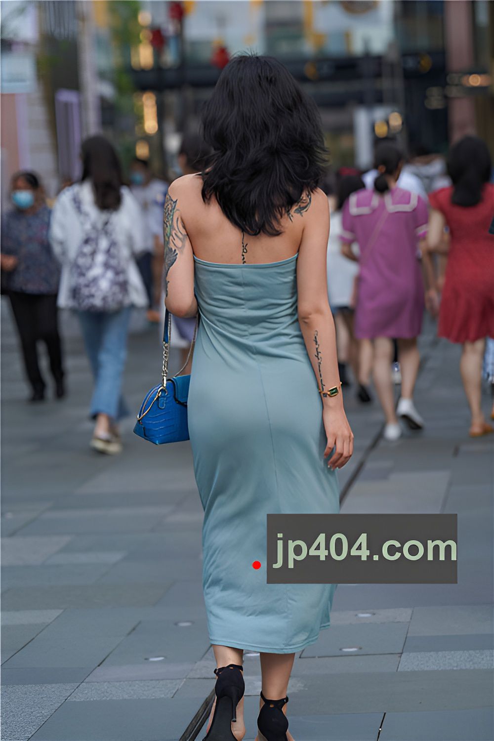 包臀长裙美女(36P)[420M/JPG]