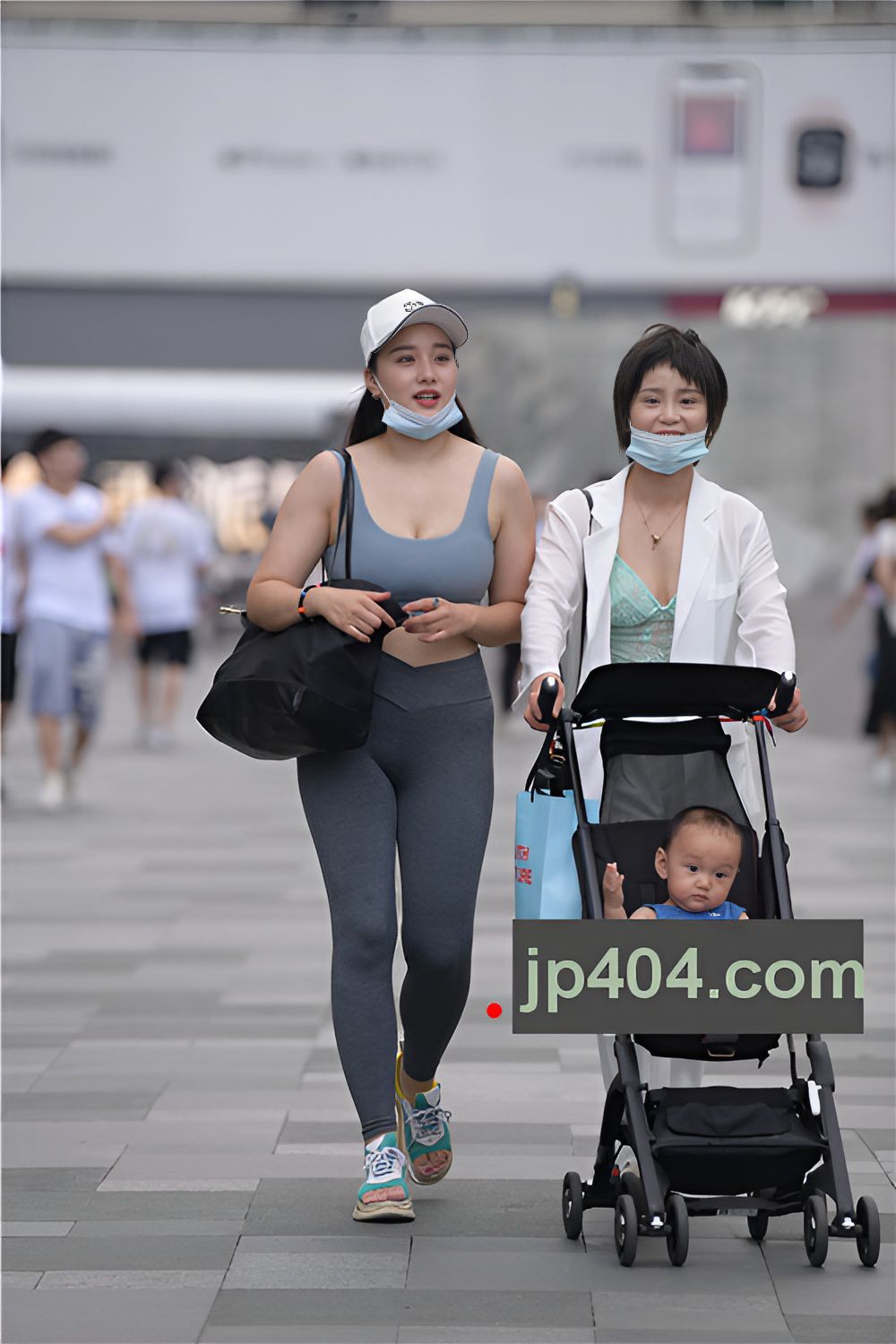 丰腴的紧身裤美女(62P)[1.35G/JPG]