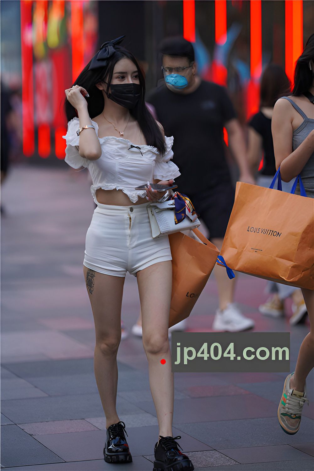 紧身热裤月牙美女(78P)[840M/JPG]