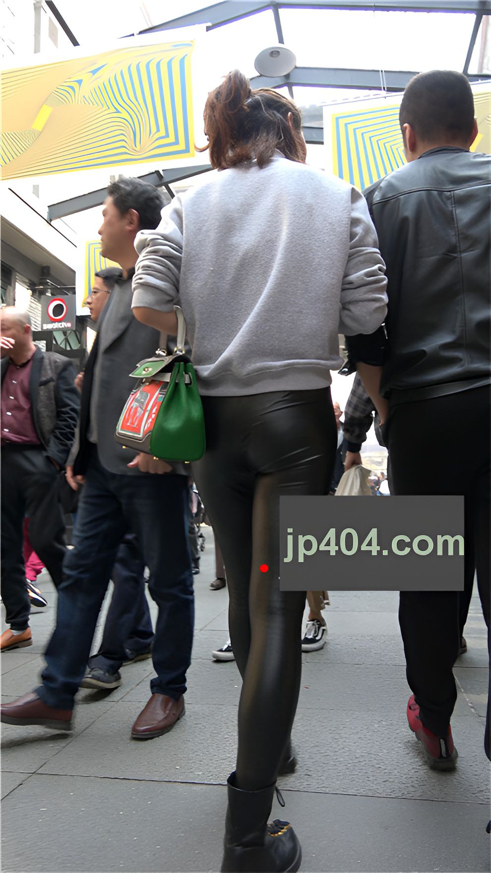 黑色紧身皮裤妹子[664M/MP4]