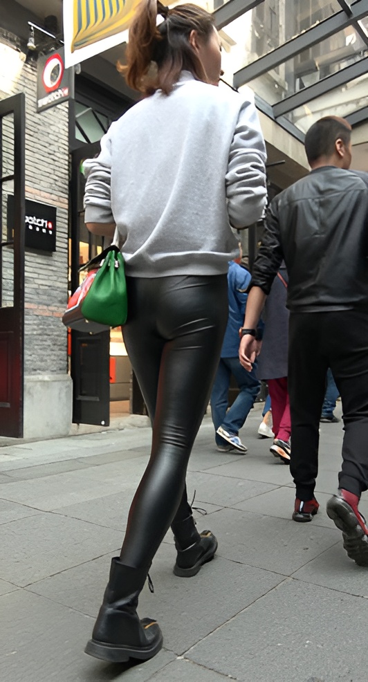 黑色紧身皮裤妹子[664M/MP4]