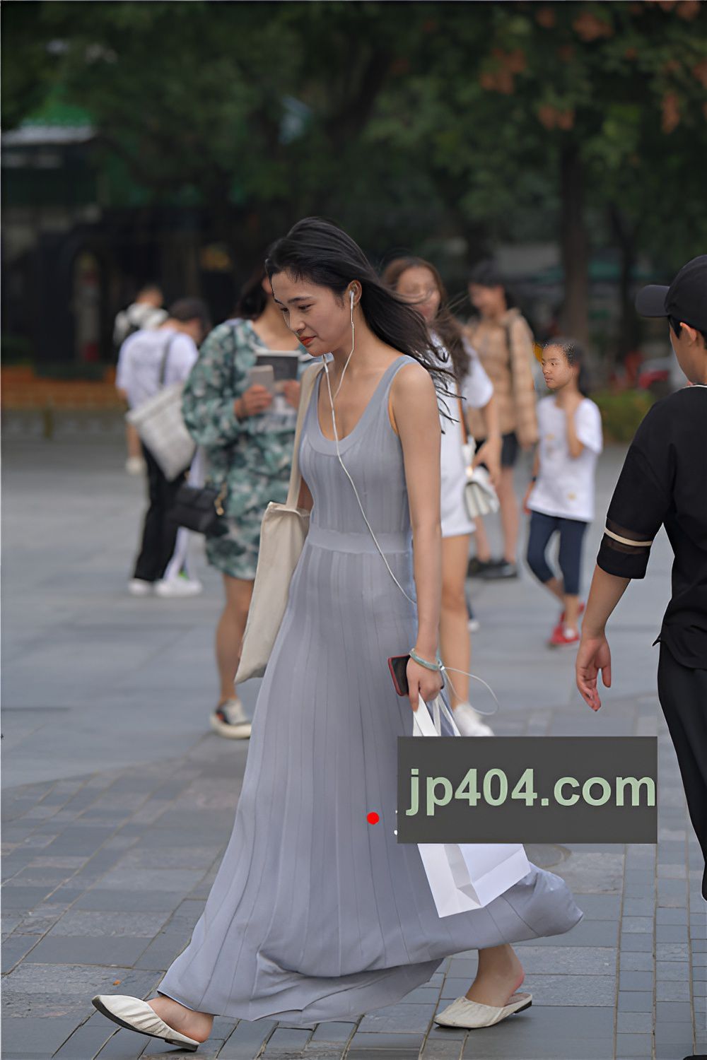 听歌的漂亮长裙美女(20P)[467M/JPG]