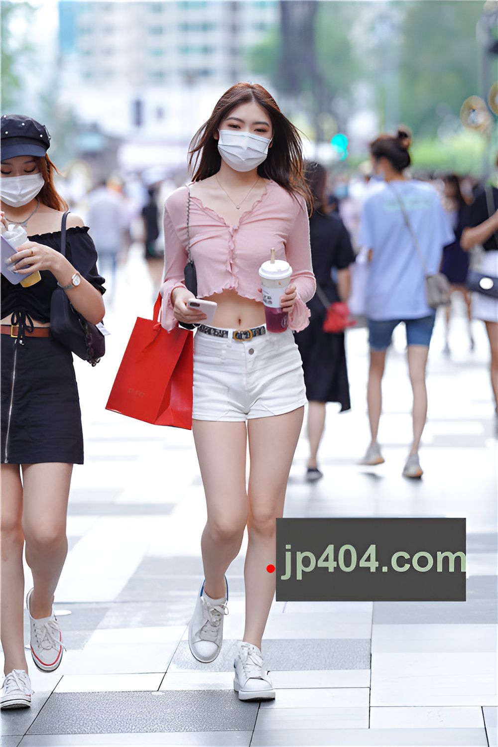 漂亮的白色热裤小姐姐(35P)[409M/JPG]