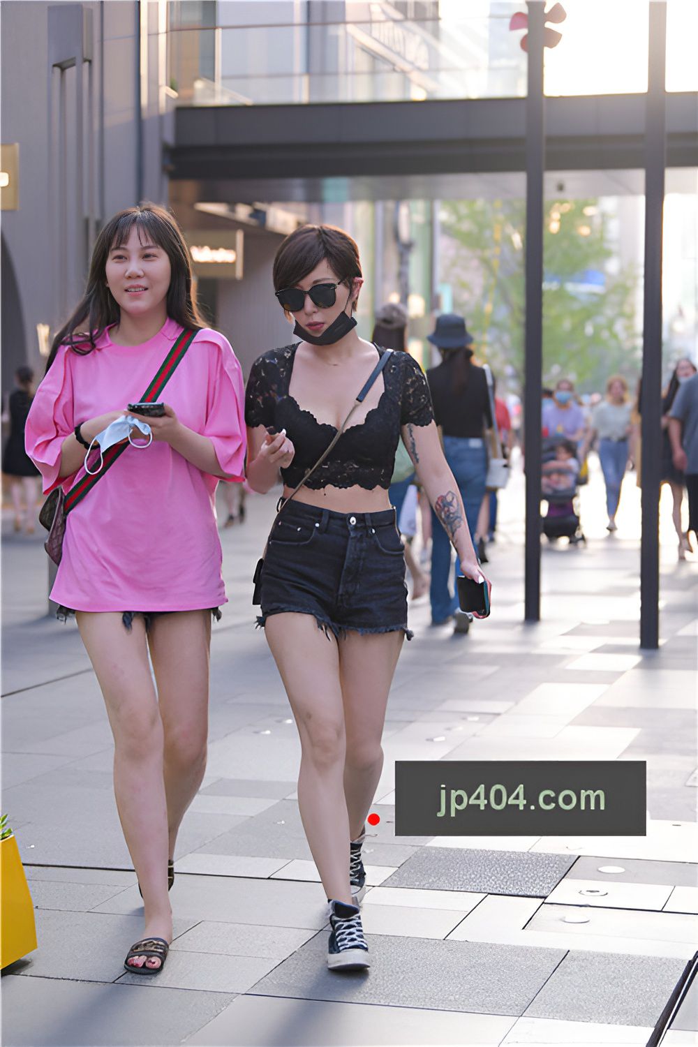 黑色牛仔热裤月牙短发妹子(50P)[586M/JPG]