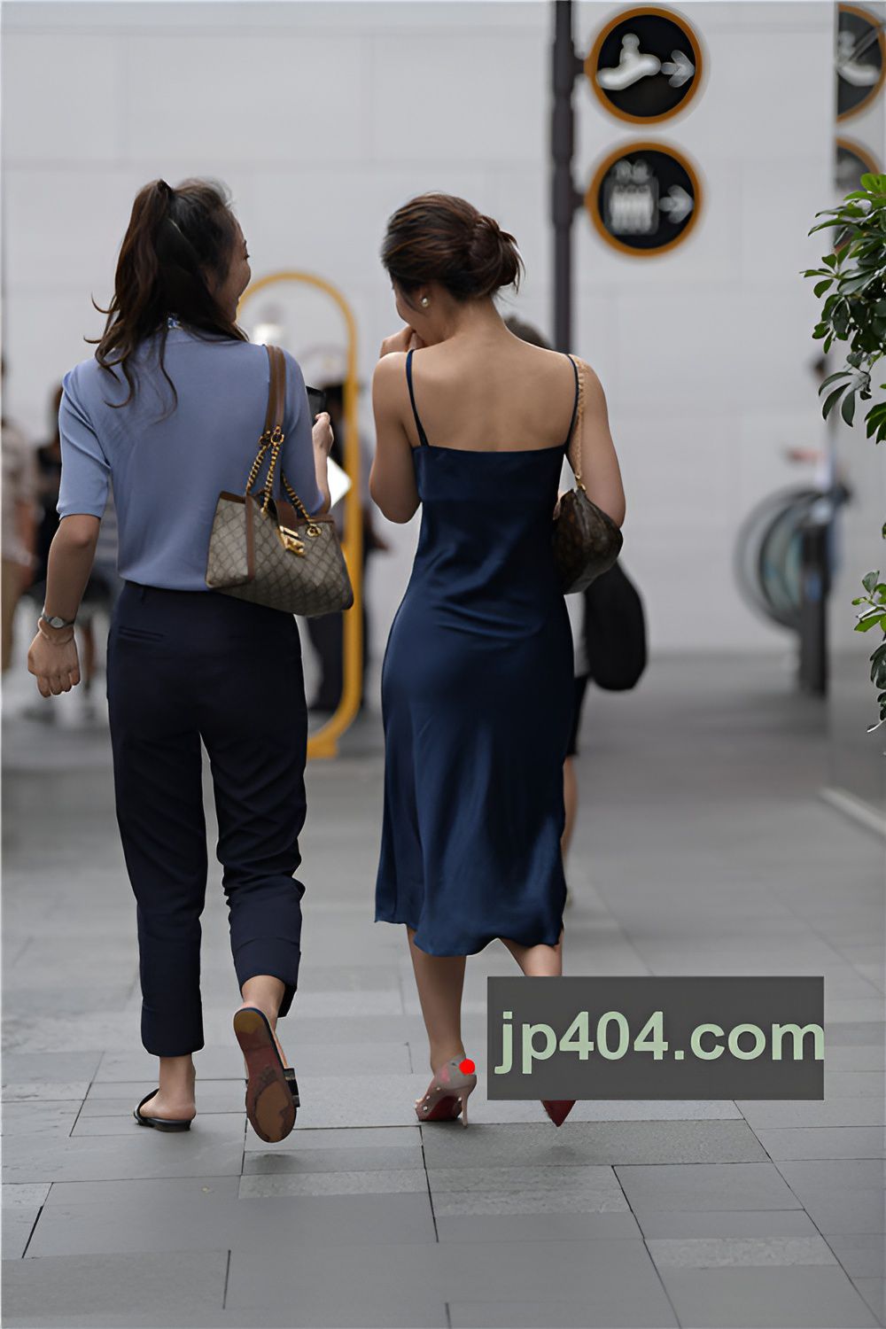 吊带长裙妹子(84P)[1.03G/JPG]