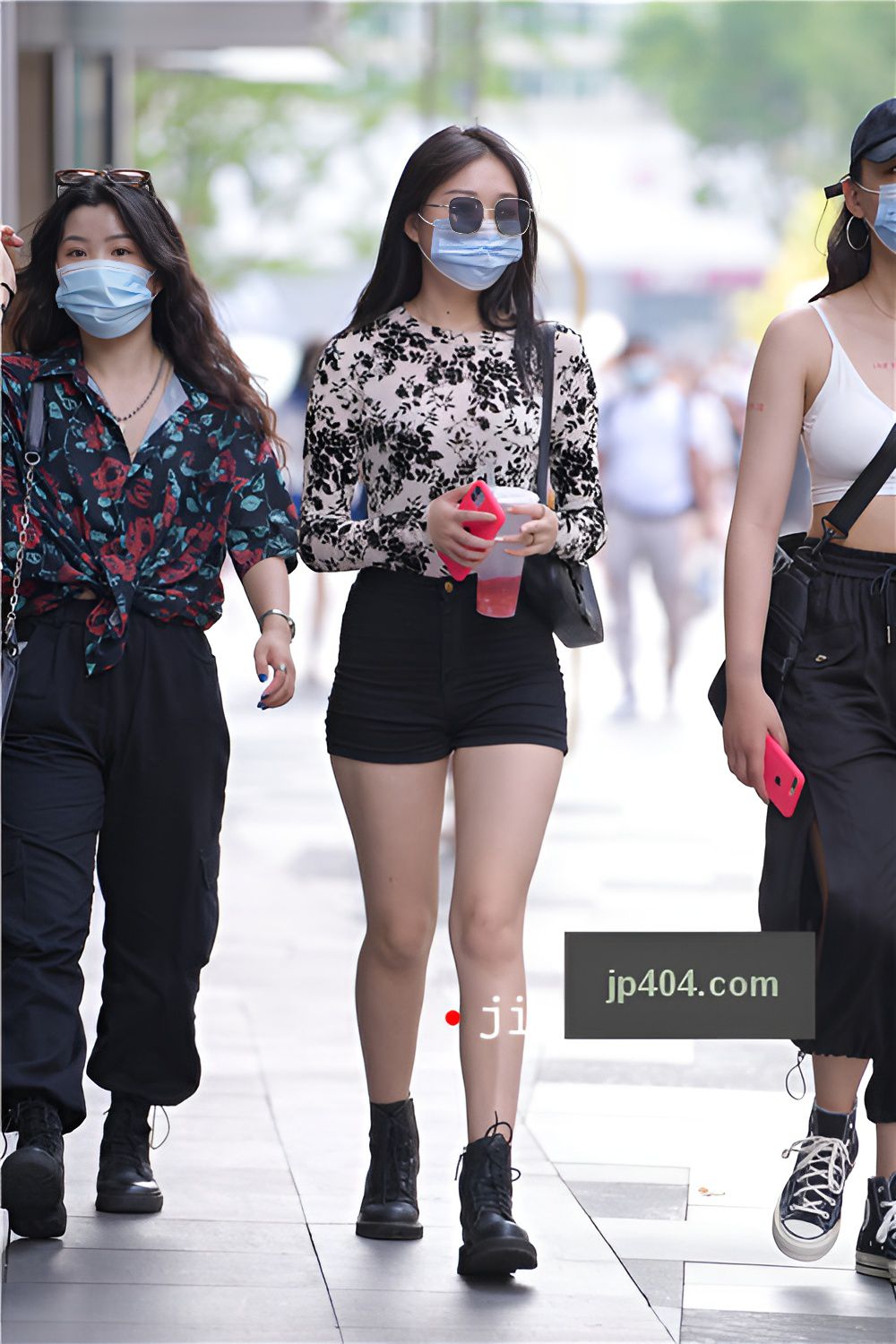 黑色牛仔短裤美女(89P)[1.45G/JPG]