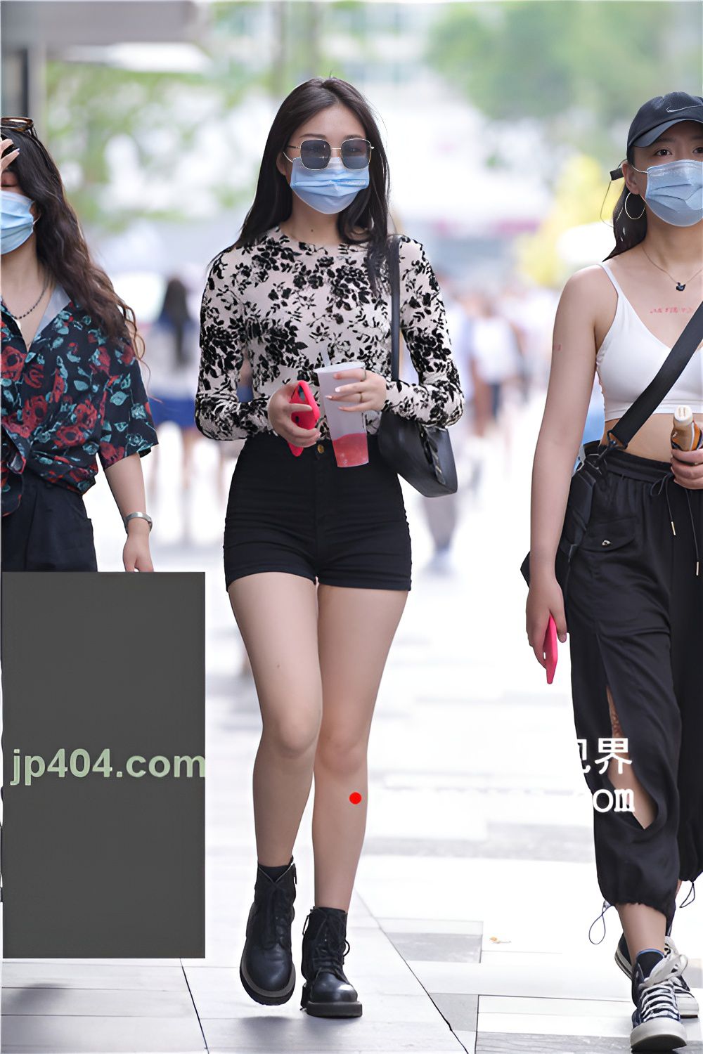 黑色牛仔短裤美女(89P)[1.45G/JPG]