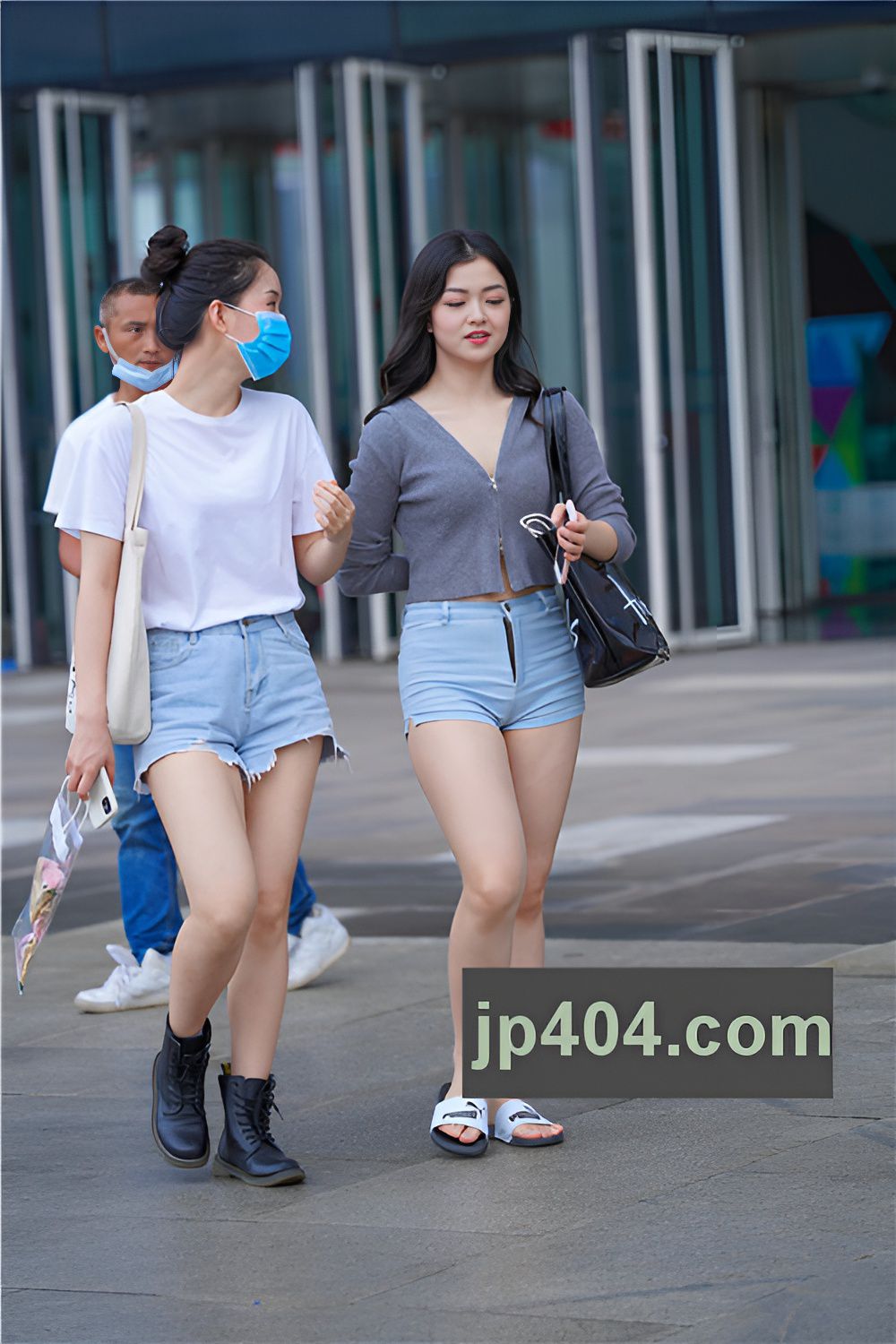 漂亮的牛仔热裤美女(47P)[864M/JPG]