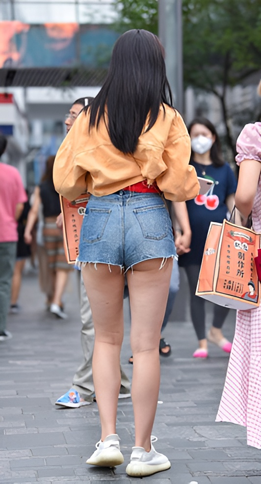 热裤月牙小姐姐(70P)[737M/JPG]