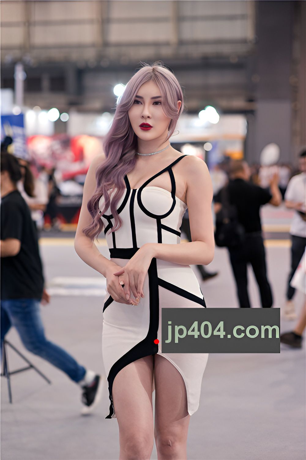 白色连体包臀裙美女(43P)[372M/JPG]