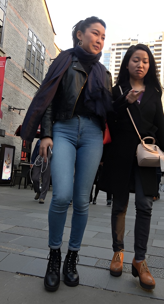 丰腴蓝牛紧身牛仔裤美女[2.52G/MP4]