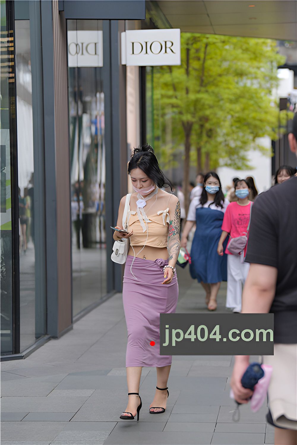 漂亮的包臀裙纹身美女(63P)[663M/JPG]