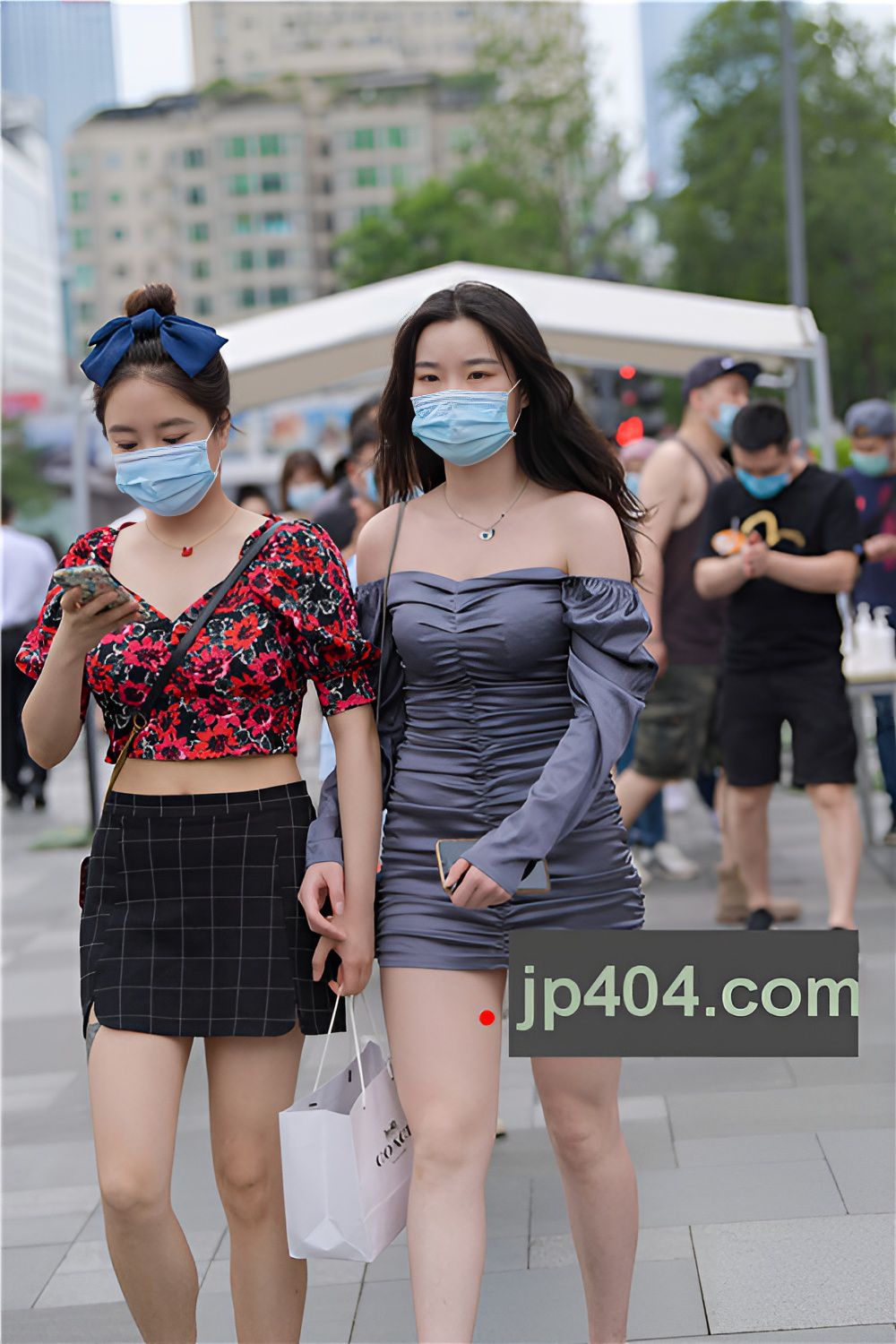 戴口罩的包臀妹子(44P)[737M/JPG]