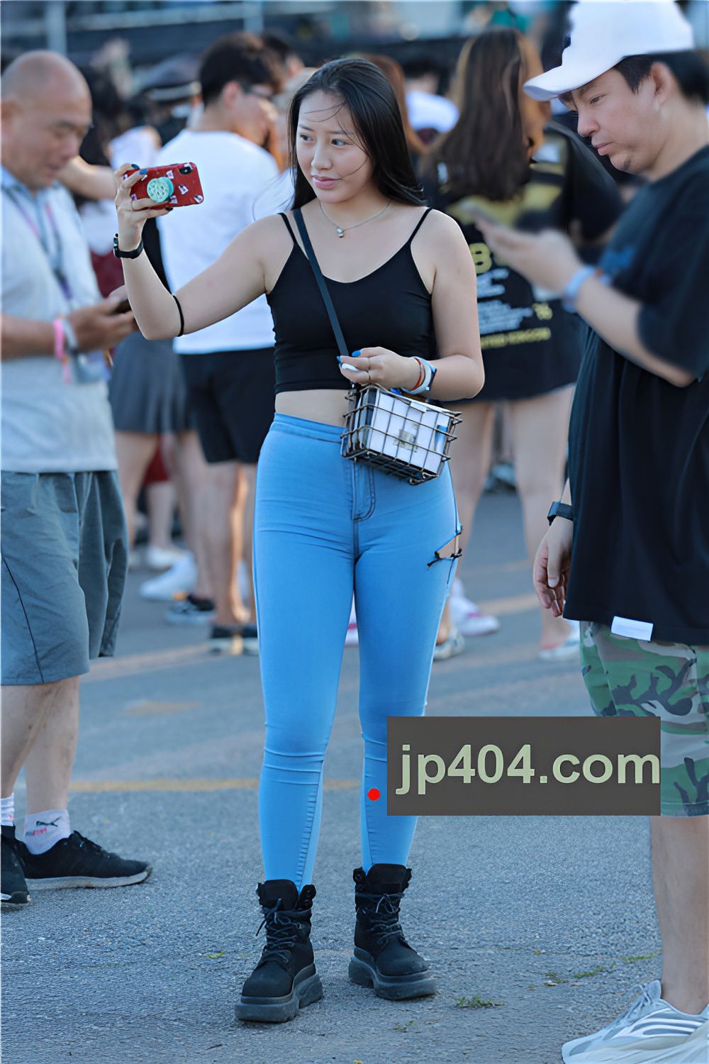 牛仔紧身裤小姐姐(17P)[192M/JPG]