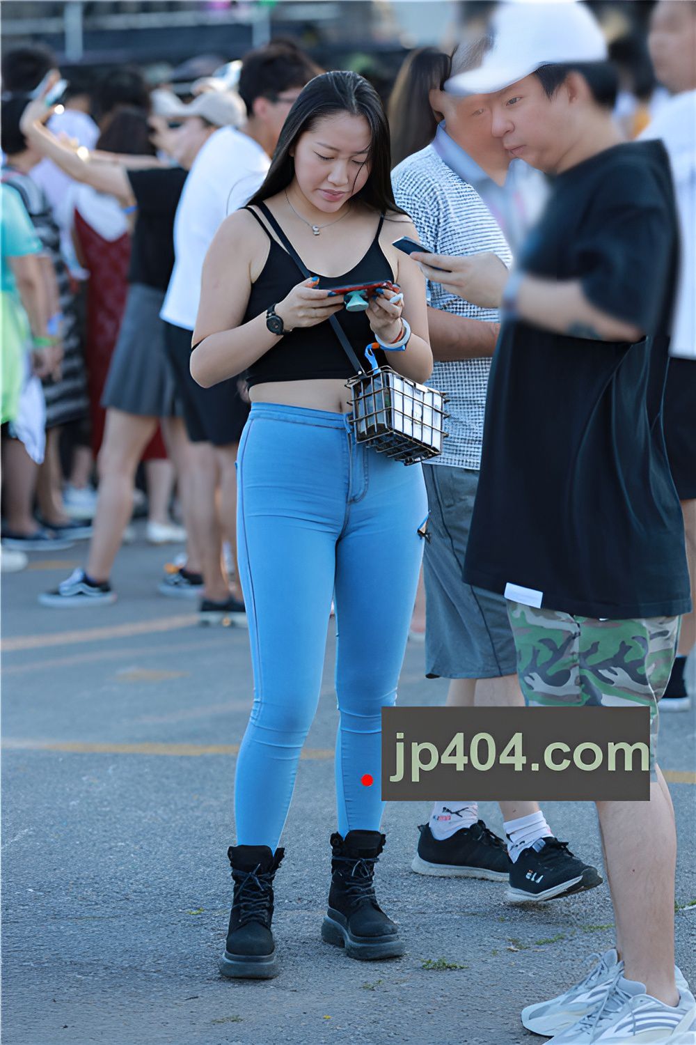 牛仔紧身裤小姐姐(17P)[192M/JPG]