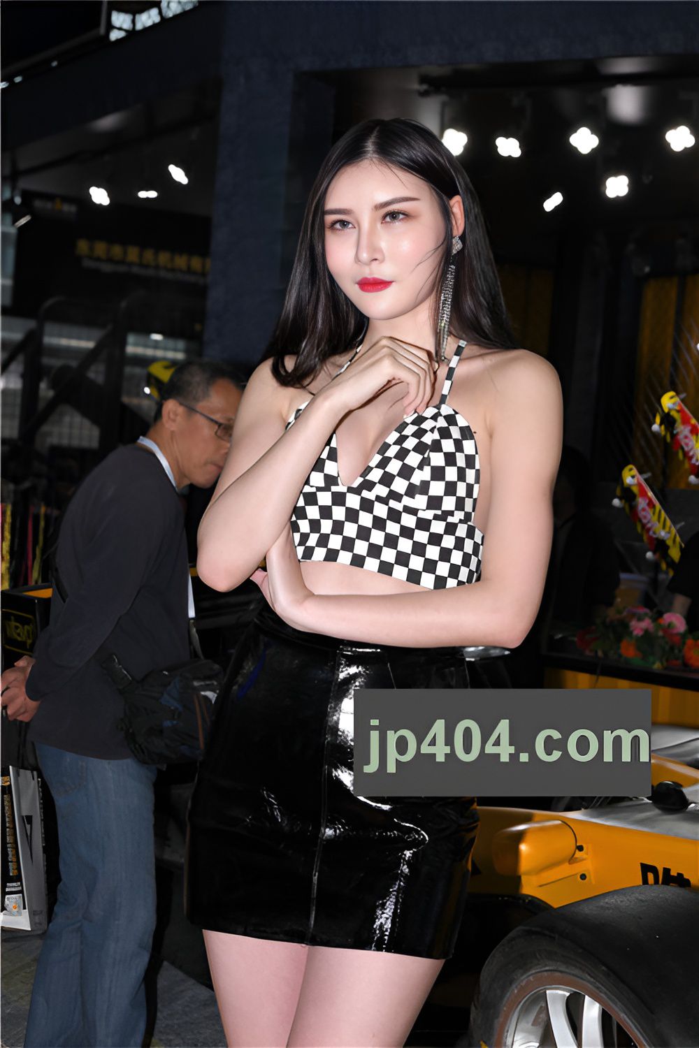 黑色皮裙车模小姐姐(39P)[642M/JPG]