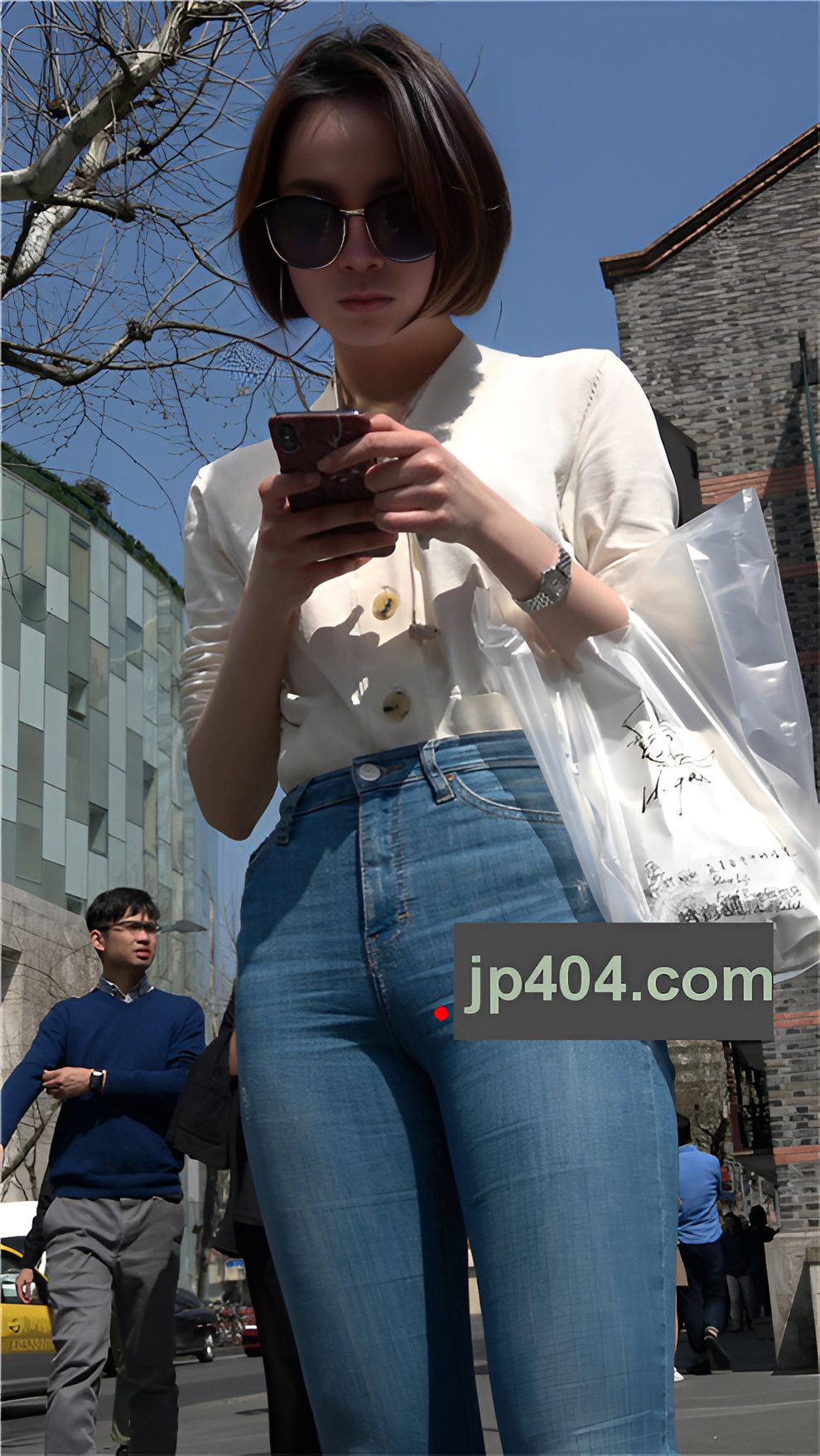 紧身牛仔裤短发小姐姐[2.33G/MP4]