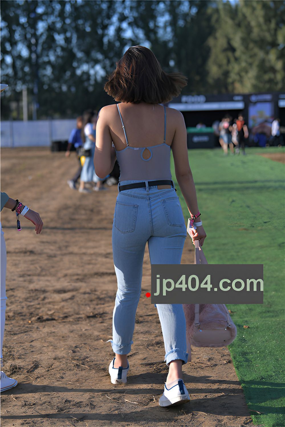 短发牛仔裤小姐姐(79P)[1.03G/JPG]