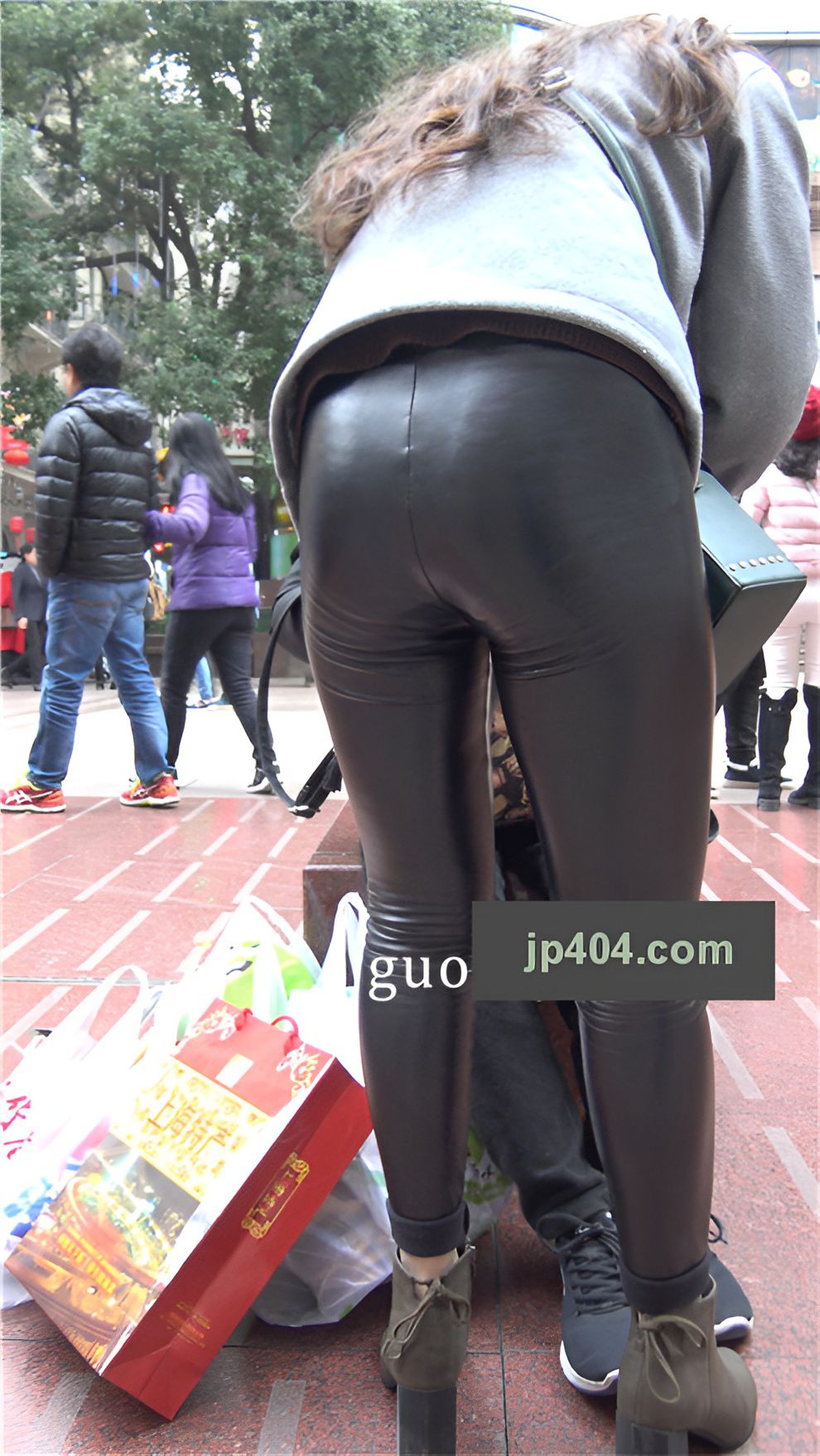 漂亮的黑色皮裤美女[2.5G/MP4]