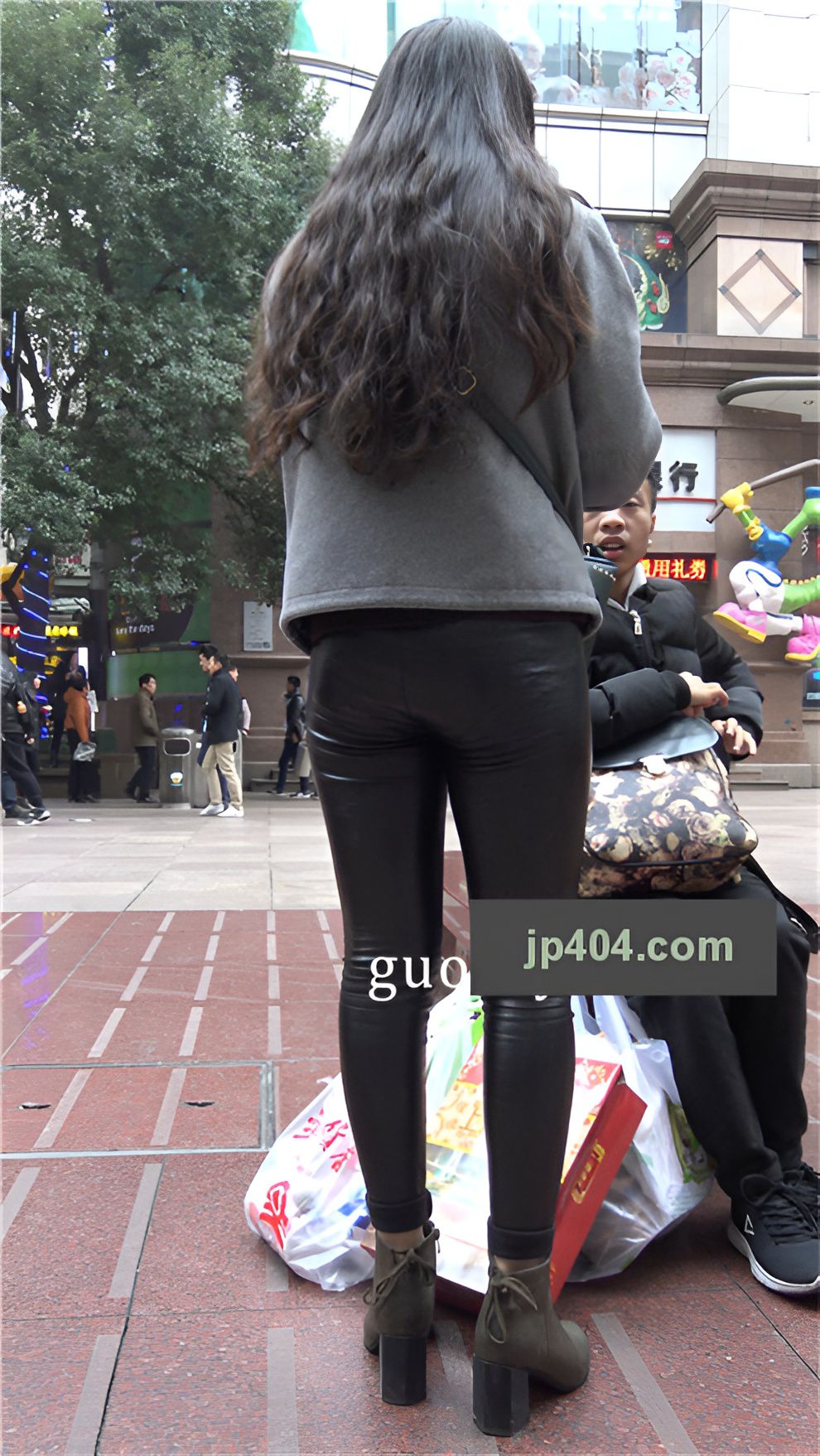 漂亮的黑色皮裤美女[2.5G/MP4]