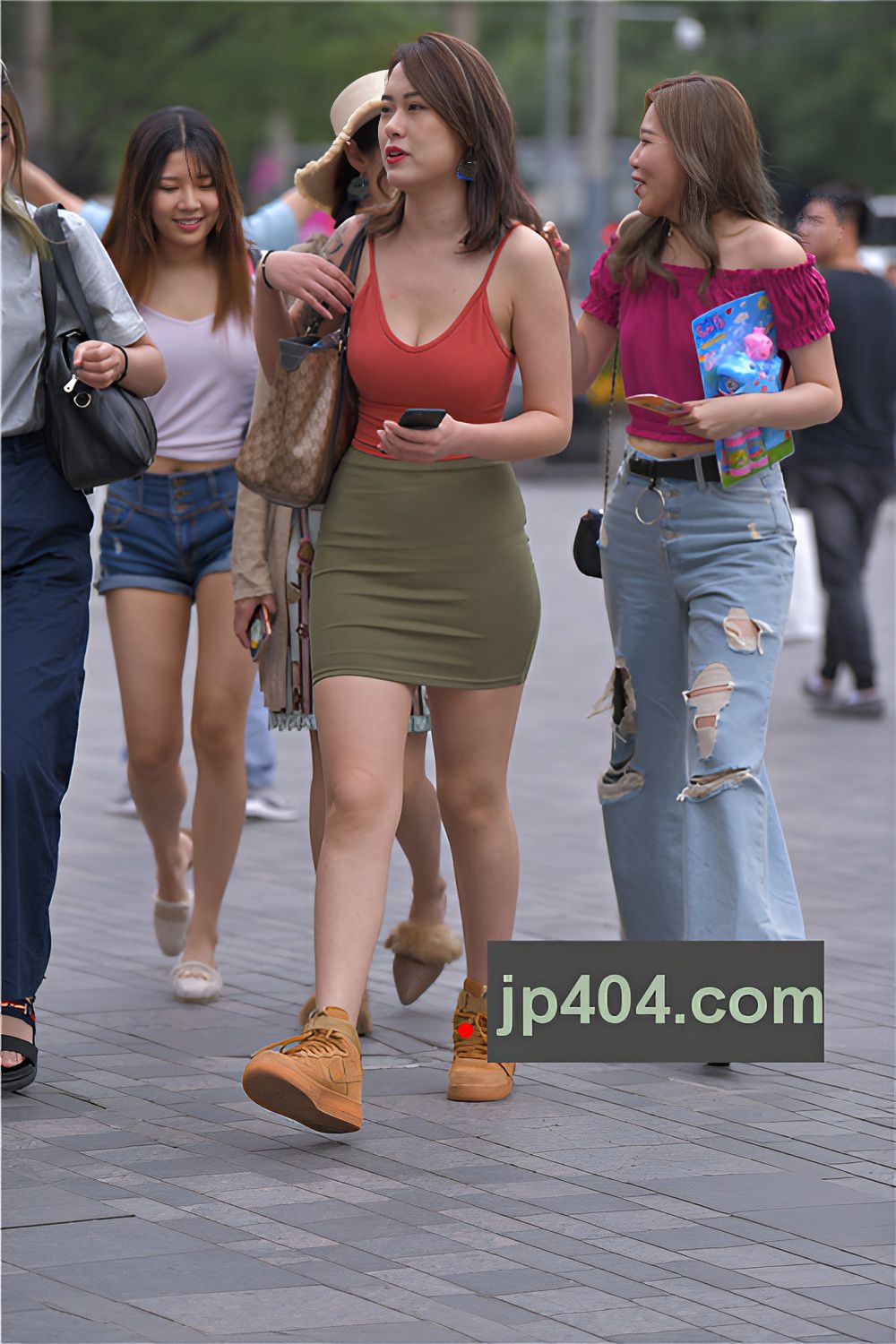 吊带包臀裙美女(25P)[640M/JPG]