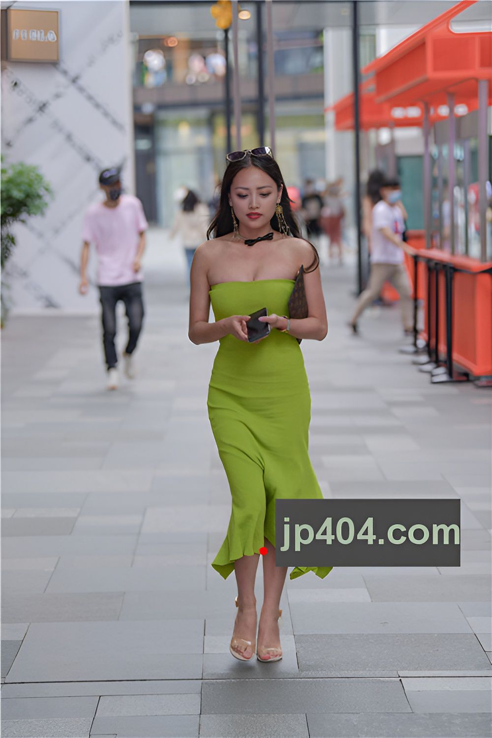 绿色一字抹胸长裙美女(48P)[726M/JPG]