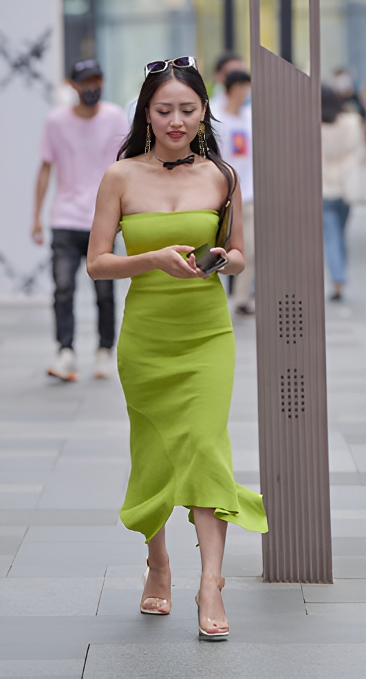 绿色一字抹胸长裙美女(48P)[726M/JPG]