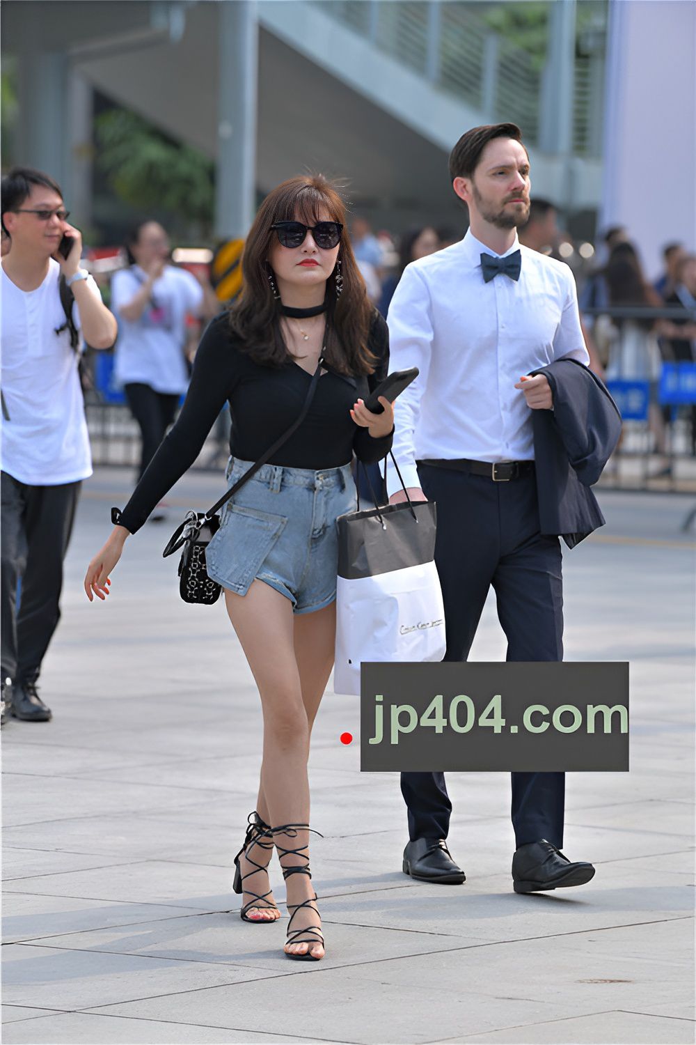 戴着墨镜的热裤美女(56P)[737M/JPG]