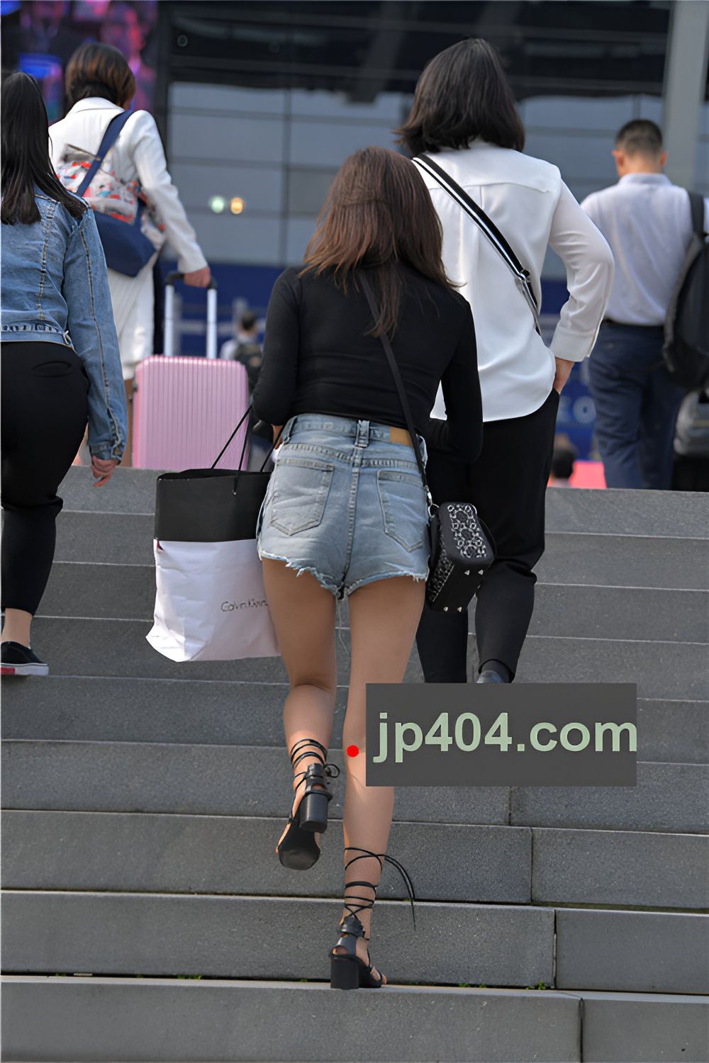 戴着墨镜的热裤美女(56P)[737M/JPG]