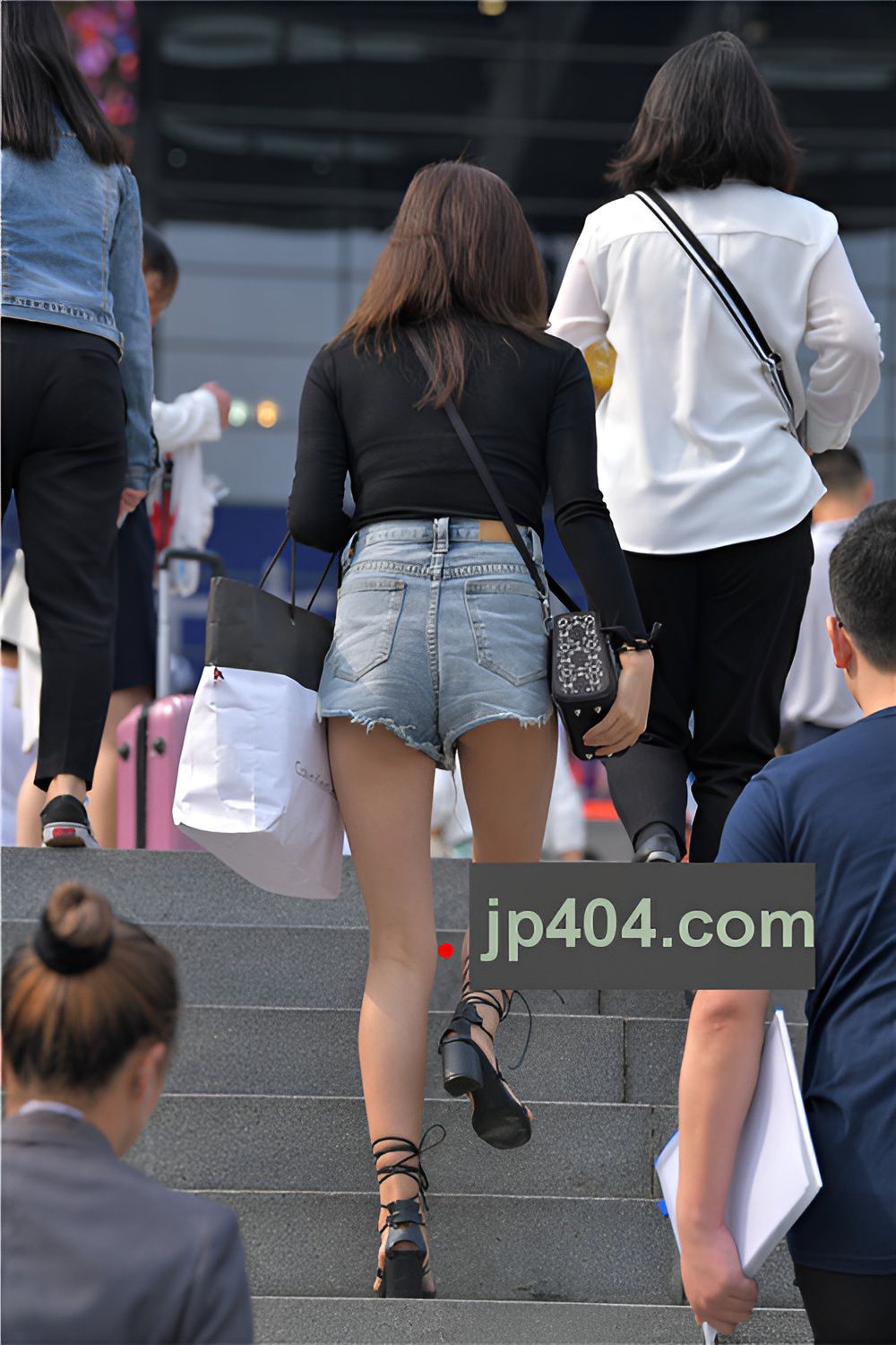 戴着墨镜的热裤美女(56P)[737M/JPG]