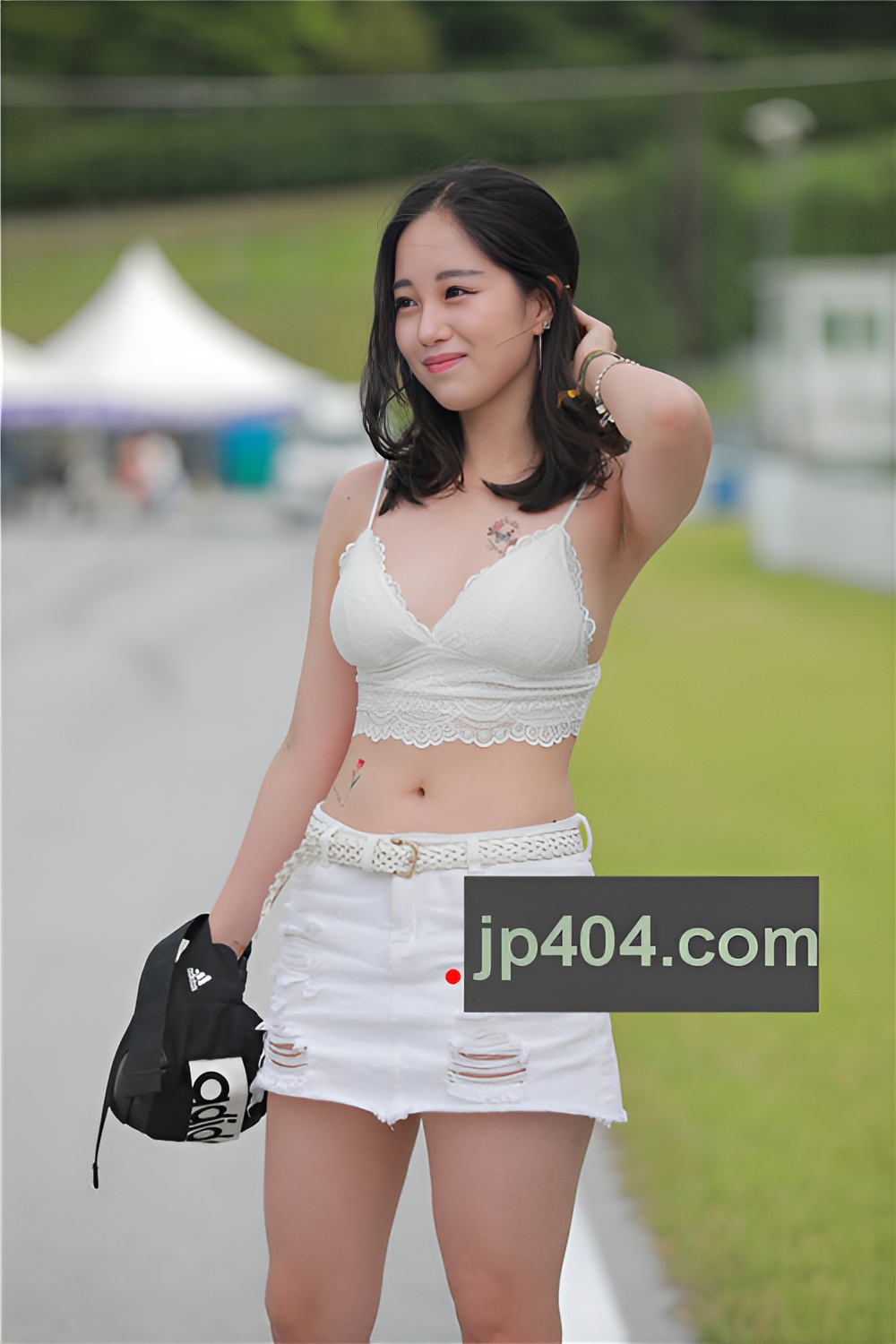 漂亮的吊带白裙美女(84P)[632M/JPG]