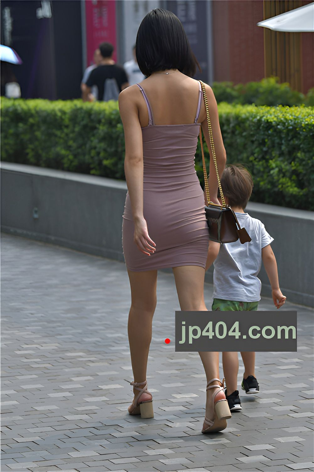 吊带连体包臀裙美妇(30P)[268M/JPG]