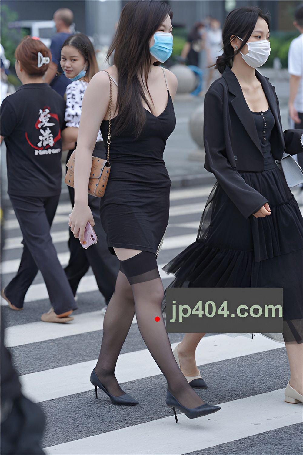 漂亮的吊带黑丝美女【套图+视频】