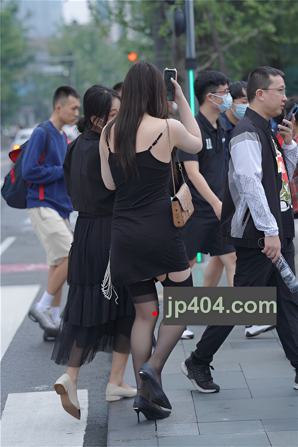 漂亮的吊带黑丝美女【套图+视频】