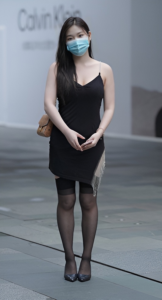 漂亮的吊带黑丝美女【套图+视频】