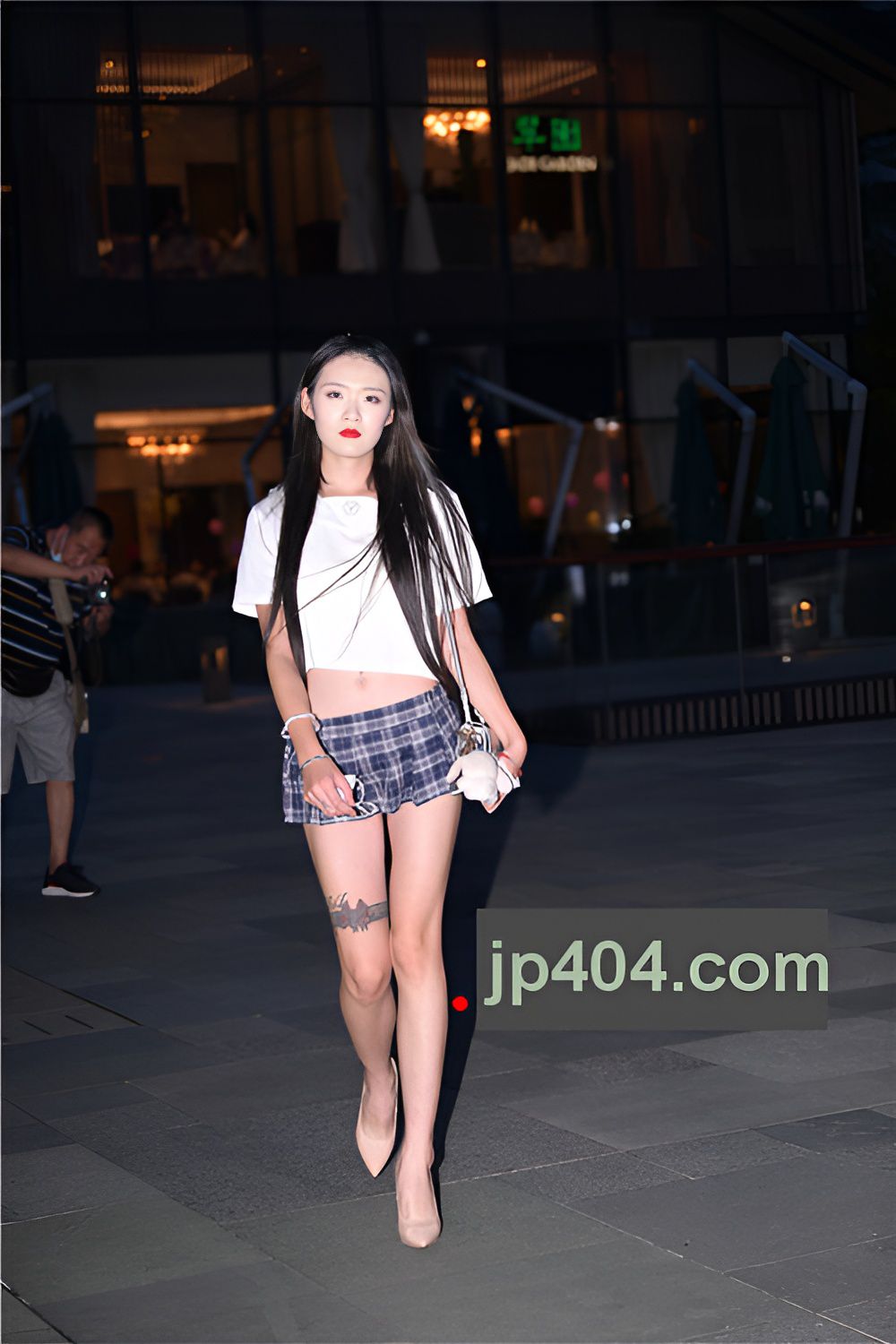漂亮的短裙小姐姐【套图+视频】