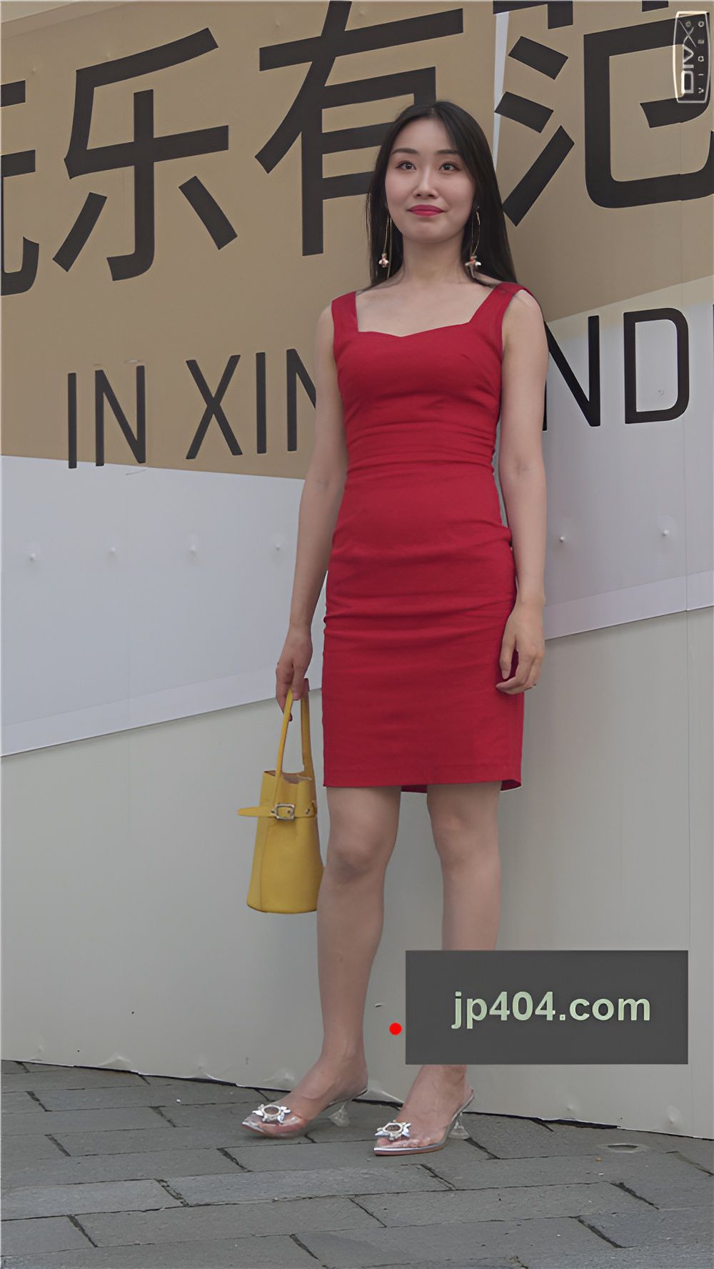 红色连体裙美女[3.17G/MP4]