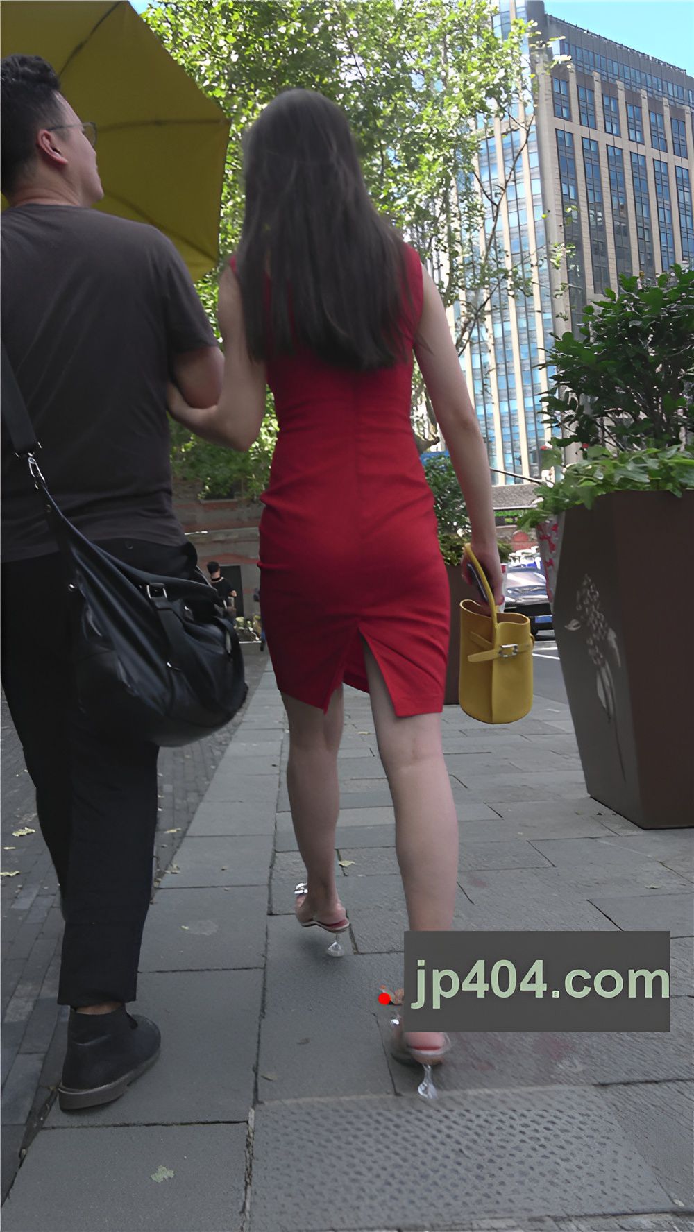 红色连体裙美女[3.17G/MP4]