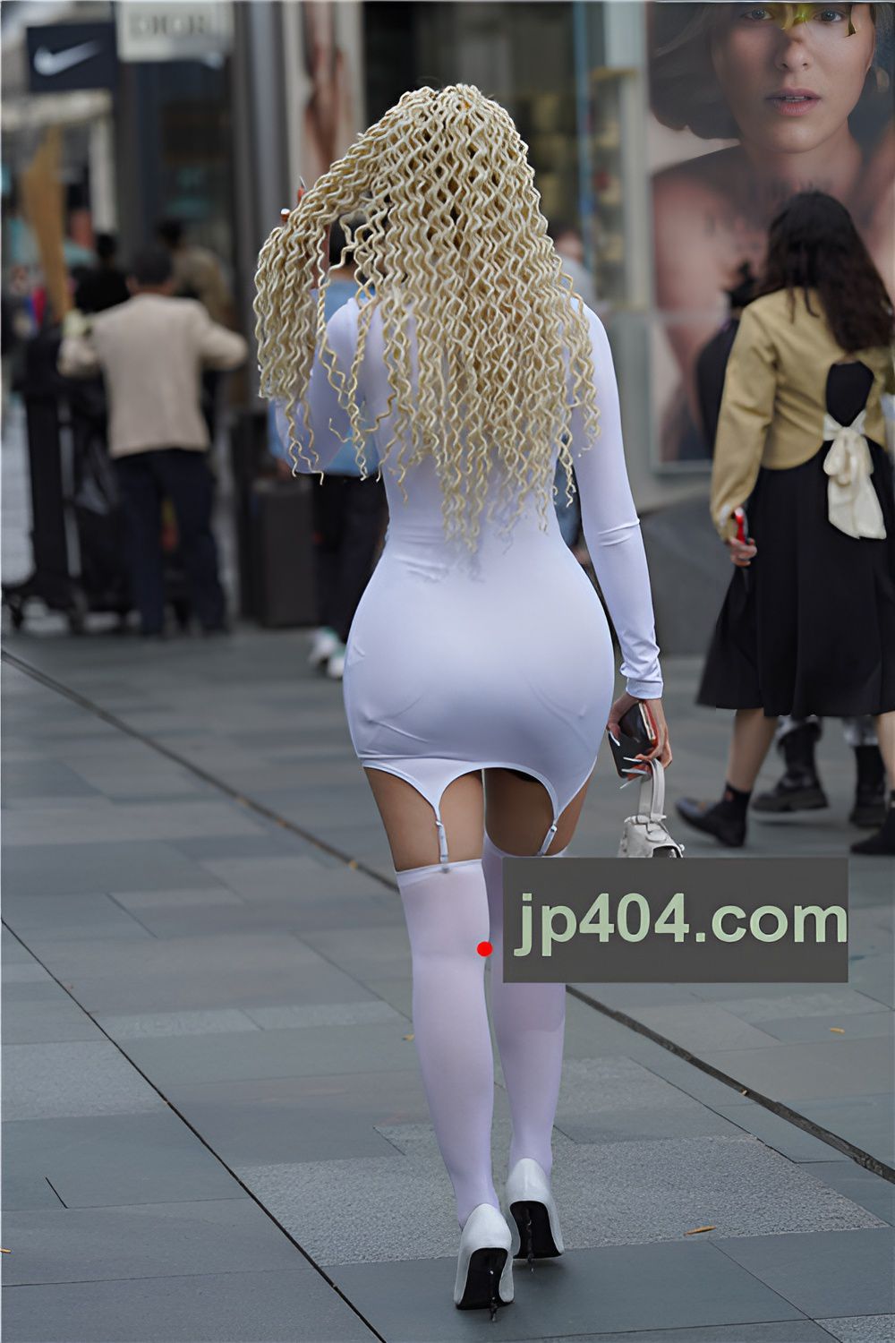 白色连体包臀裙妹子【套图+视频】