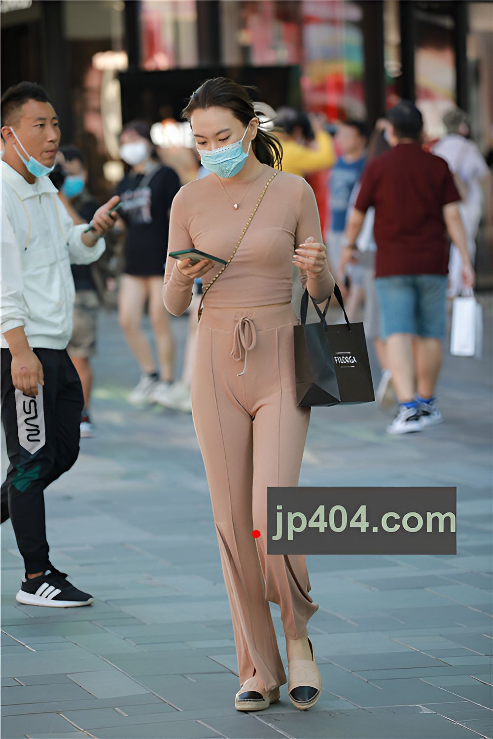 漂亮的紧身美女【套图+视频】