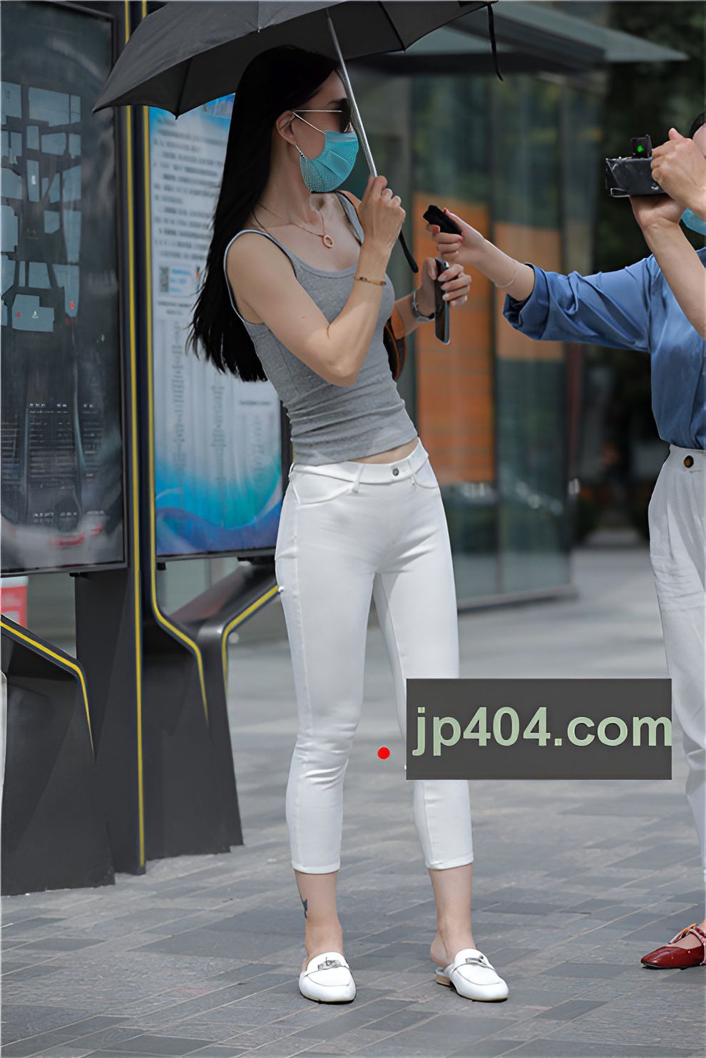 打着伞的白裤妹子【套图+视频】